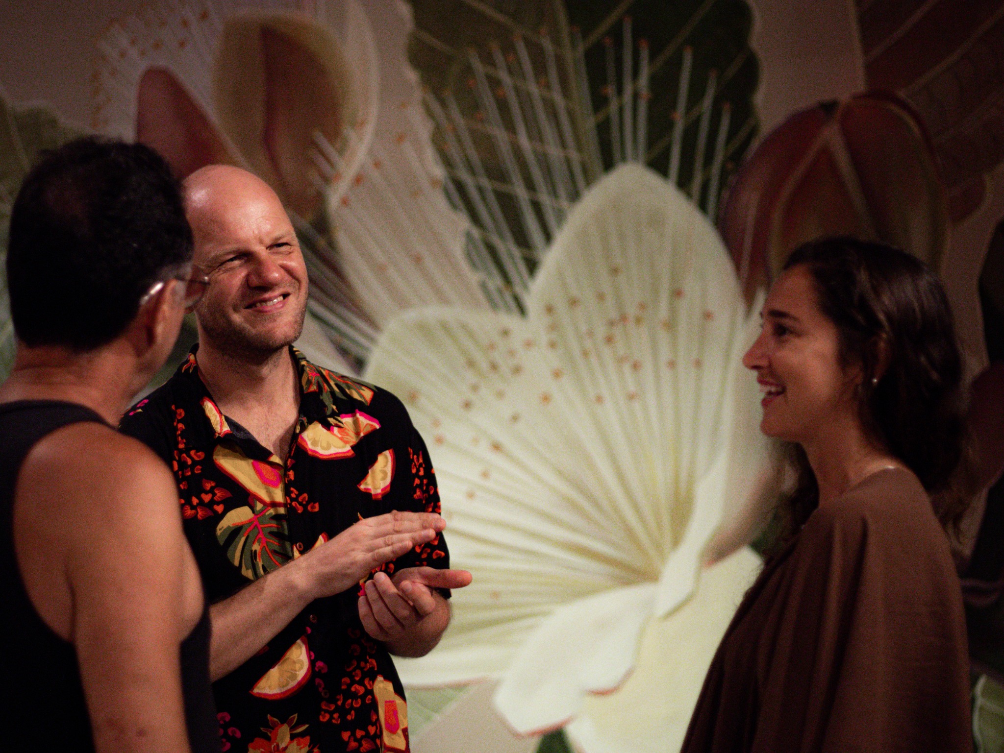 Mike Polarny smiles in conversation with guests at AMATA in Serra Grande.